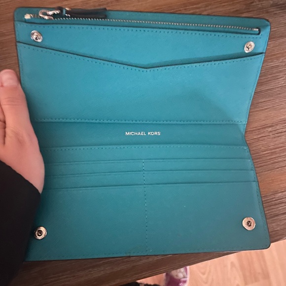 Micheal Kors wallet 👜 - Picture 2 of 2